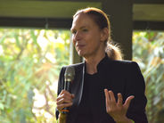 Die Künstlerin Birthe Blauth bei der Vernissage von Poem of Pearls. Foto: Kerstin Leitschuh